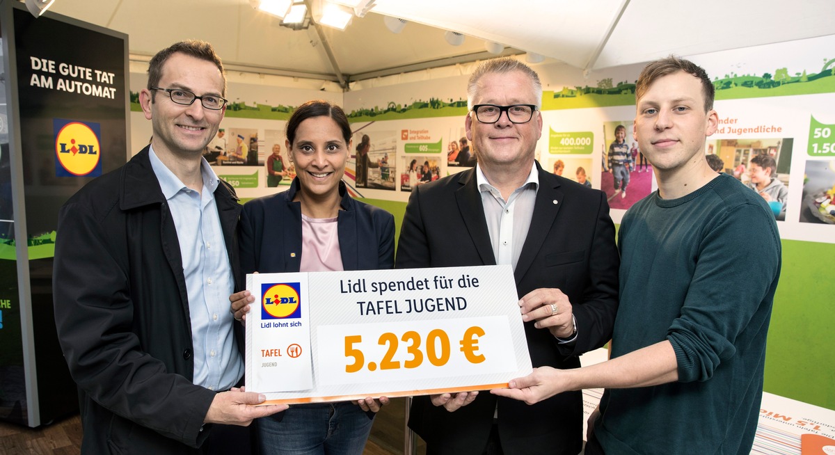 Geehrt fürs Ehrenamt: Lidl-Mitarbeiter im Schloss Bellevue / 16 Lidl-Mitarbeiter auf Einladung des Bundespräsidenten in Berlin / Lidl und die Tafeln präsentieren gemeinsames Engagement (FOTO)