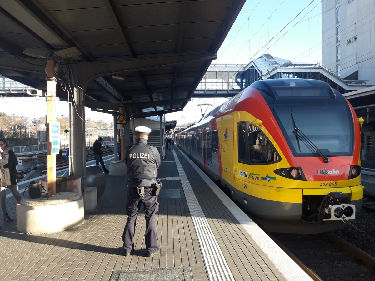 BPOL NRW: Nächtlicher Ausflug endet in Armen der Siegener Bundespolizei