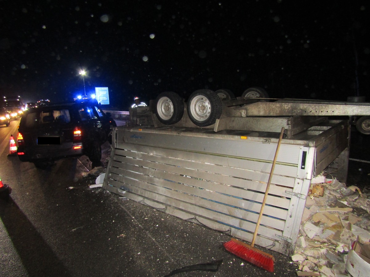 POL-PDKL: A62/Hütschenhausen, Reifenplatzer - Anhänger kippt um