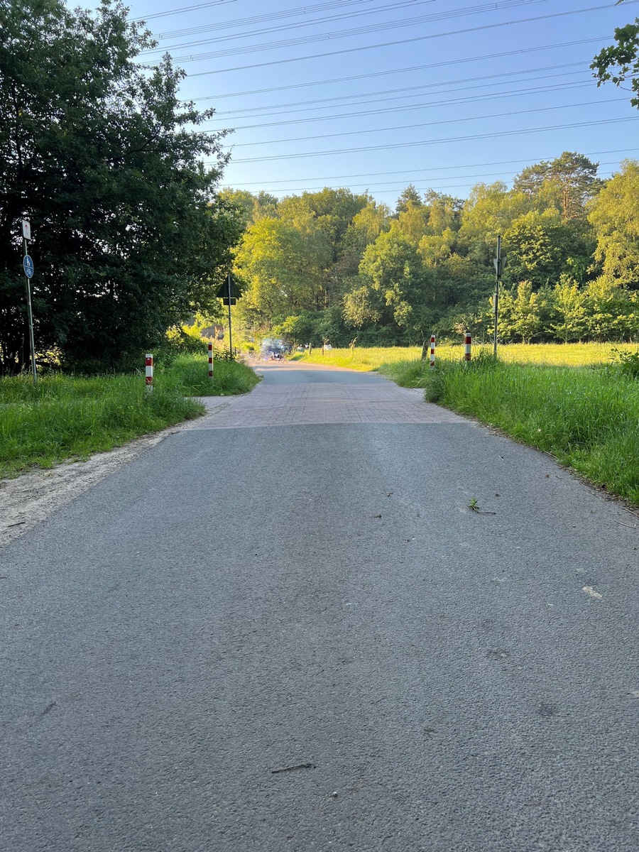 POL-WES: Wesel - Verkehrsunfallflucht nach Kollision zwischen Radfahrer und Pkw - Zeugensuche