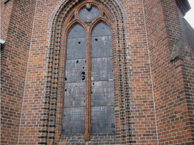 POL-NI: Kirchenfenster zerstört -Bild im Download-