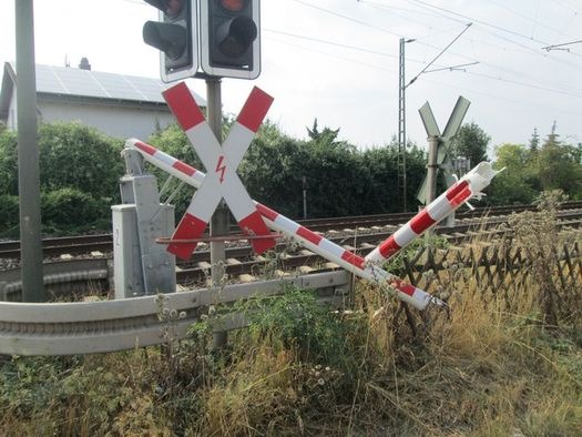 POL-PDWO: Rotlicht missachtet - Schranke abgerissen