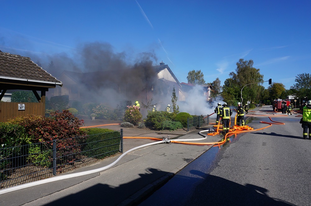 FW-SE: Brand einer Carportanlage mit mehreren Fahrzeugen