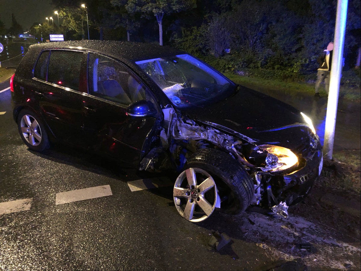 POL-ME: Trunkenheitsfahrt ohne Führerschein mit Unfall und Flucht - Monheim - 2210010