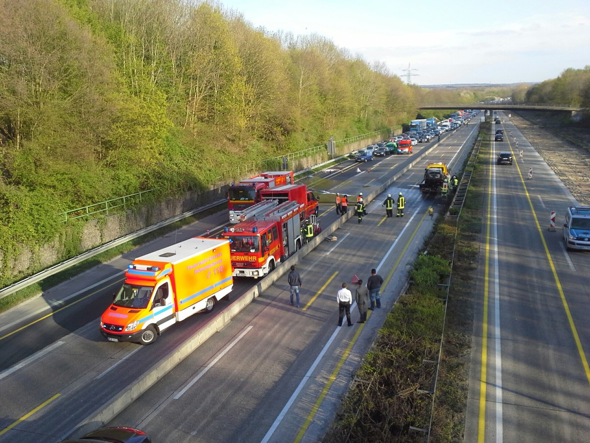 FW-ME: PKW-Brand auf der BAB 3 mit Gewässerverunreinigung