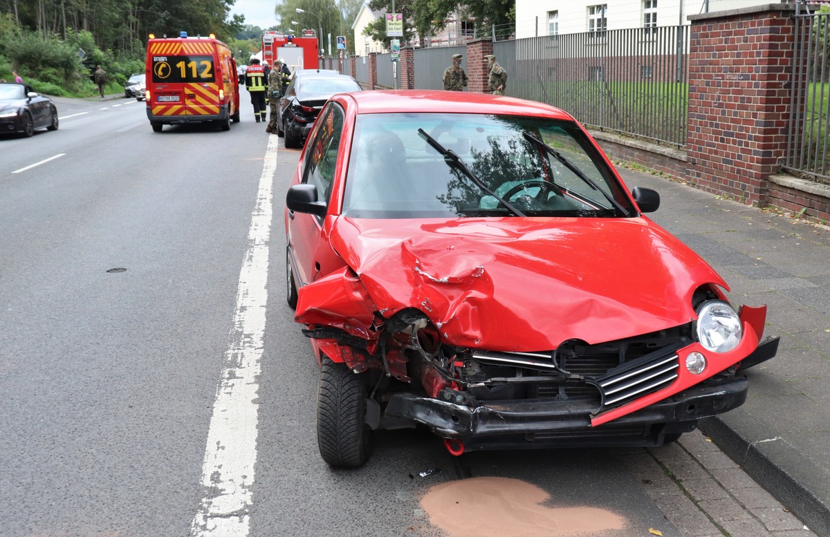 POL-HX: Gegen parkendes Auto gefahren, drei Fahrzeuge beschädigt