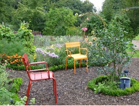 POL-NI: Bunte Gartenmöbel aus Garten der Alpheideschule entwendet