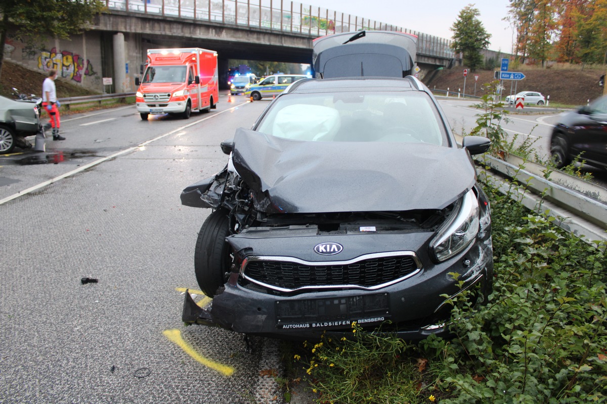 POL-RBK: Bergisch Gladbach - Schwerer Auffahrunfall mit drei Verletzten an der Autobahnabfahrt