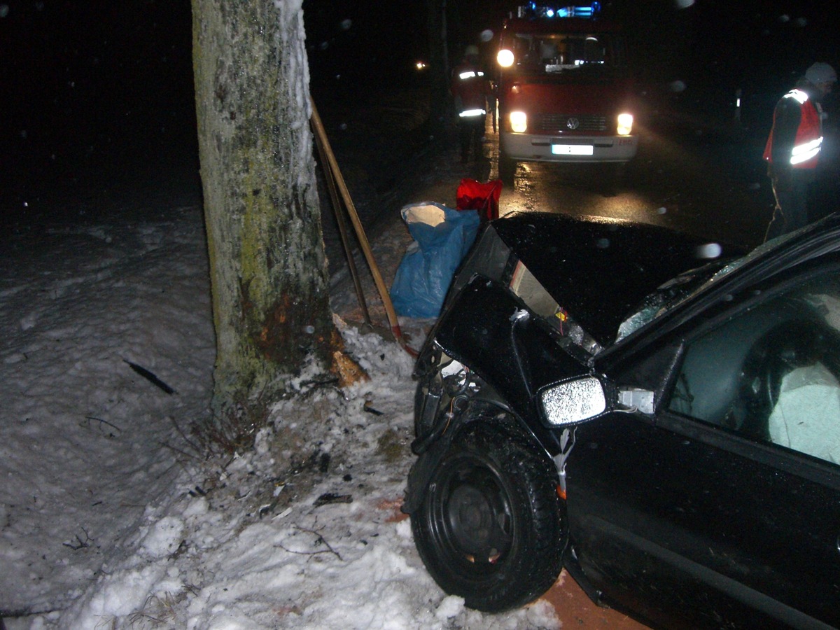 POL-HOL: Kreisstraße 41 - Ottenstein - Lichtenhagen: Erneut Glätteunfall - Fahrer prallt gegen Baum / Leicht verletzt -