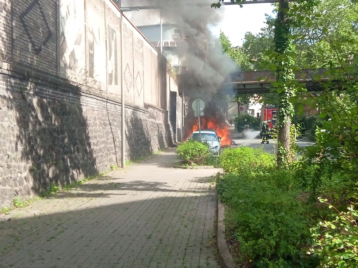 FW-DO: 19.08.2019 - FEUER IN ÖSTLICHER INNENSTADT
Wohnwagen brennt auf Parkstreifen