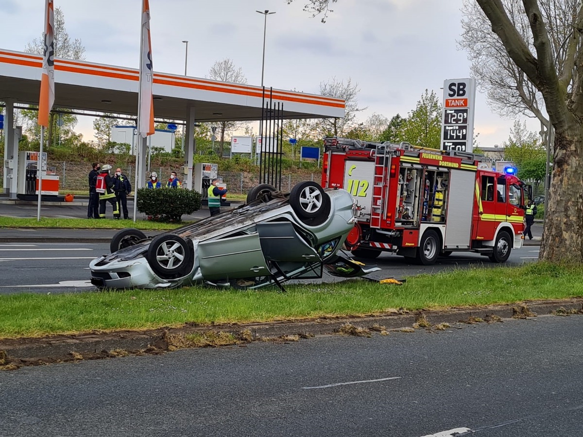 FW-DO: 06.05.2021 - Verkehrsunfall in Oespel Vierköpfige Familie nach Fahrzeugüberschlag im Krankenhaus