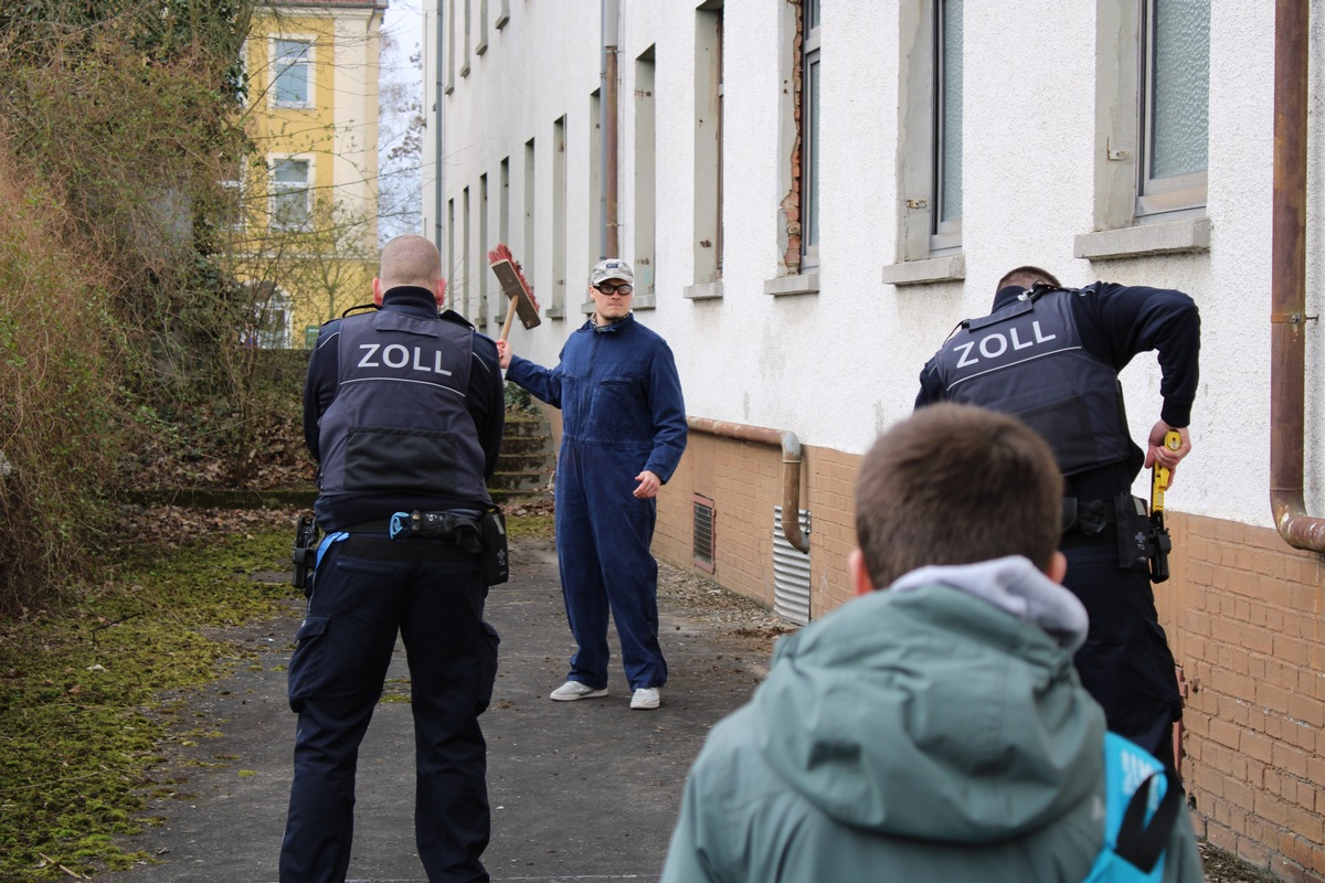 HZA-GI: &quot;Was macht eigentlich der Zoll mitten in Hessen?&quot; Großes Interesse am Berufsinformationstag beim Hauptzollamt Gießen