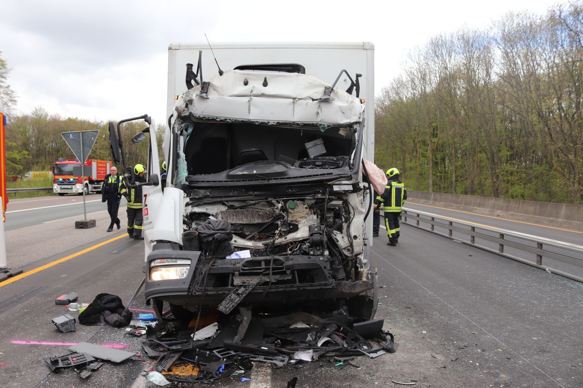 POL-MS: Unfall am Stauende - Lkw-Fahrer im Führerhaus eingeklemmt