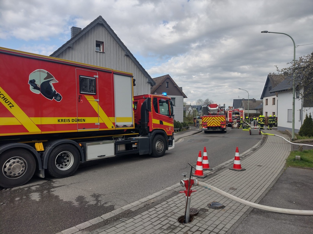 FW Nideggen: PKW-Brand in Garage