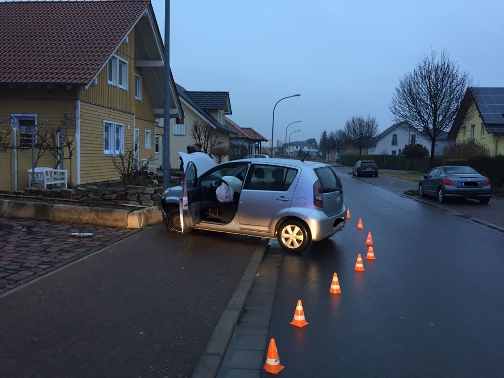 POL-PDKH: Verkehrsunfall ohne Führerschein, aber mit Alkohol- und Drogen intus