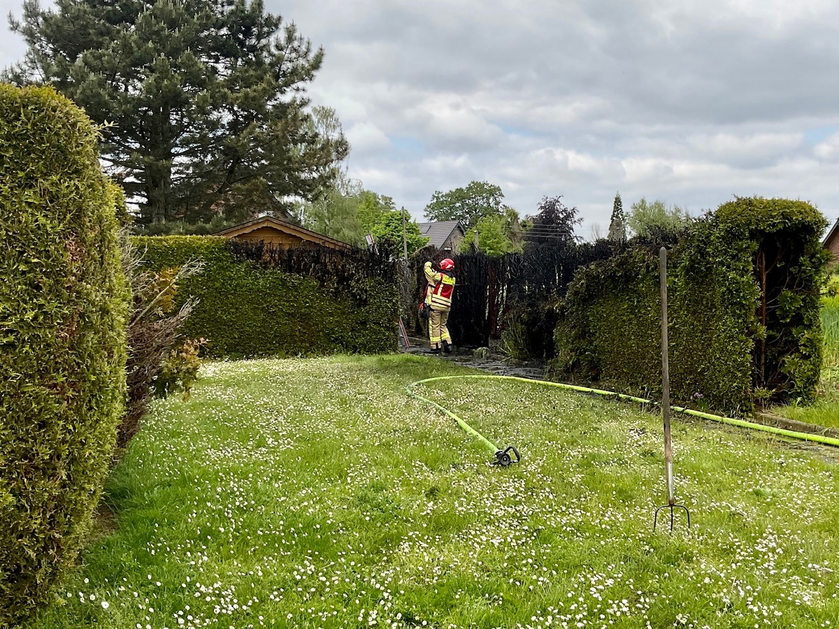 FW Alpen: Brennende Hecke in Veen