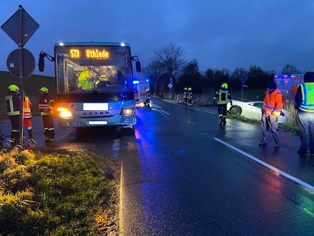 POL-CUX: Verkehrsunfall mit Schulbus zwischen Rechtebe und Wurthfleth - Mehrere Kinder leicht verletzt - trotz dessen noch Glück im Unglück (Foto im Anhang)