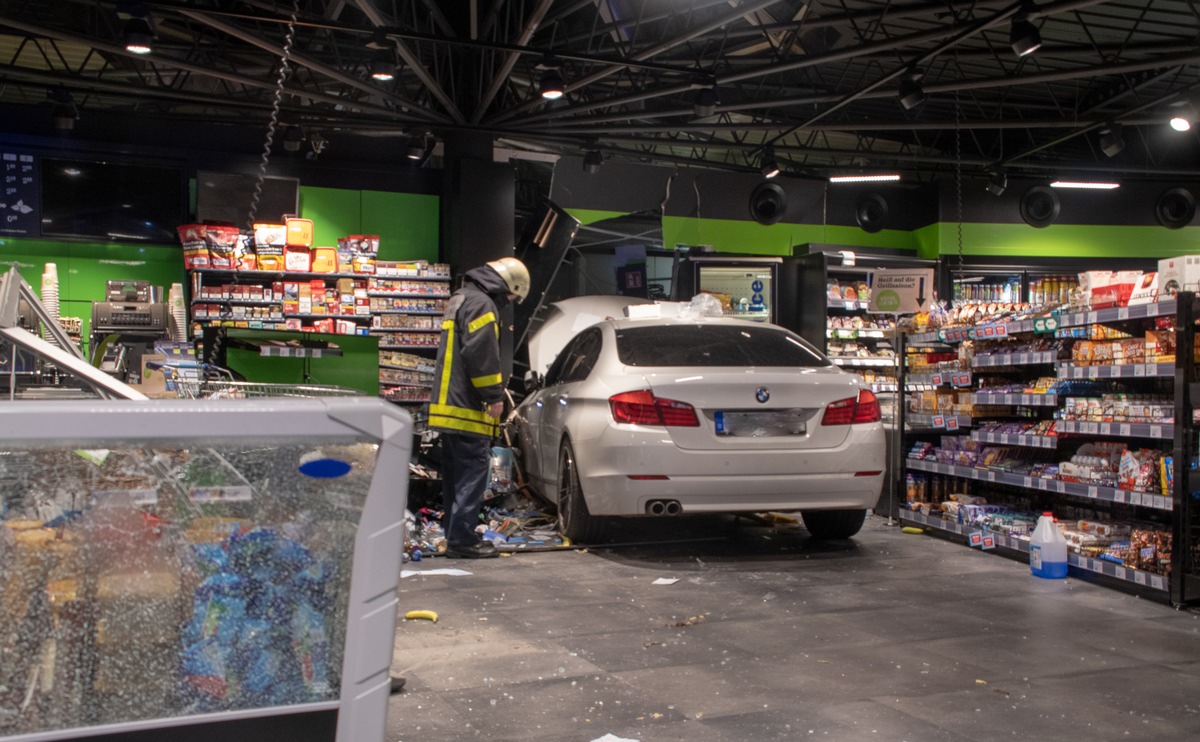 FW-BO: Kurioser Unfall in der Nacht zu Dienstag - PKW fährt in Tankstellenverkaufsraum