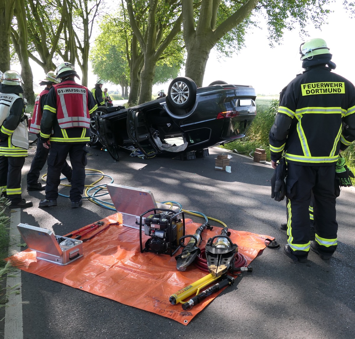 FW-DO: Unfallopfer vorbildlich durch Ersthelfer betreut // PKW landet bei Verkehrsunfall auf dem Dach