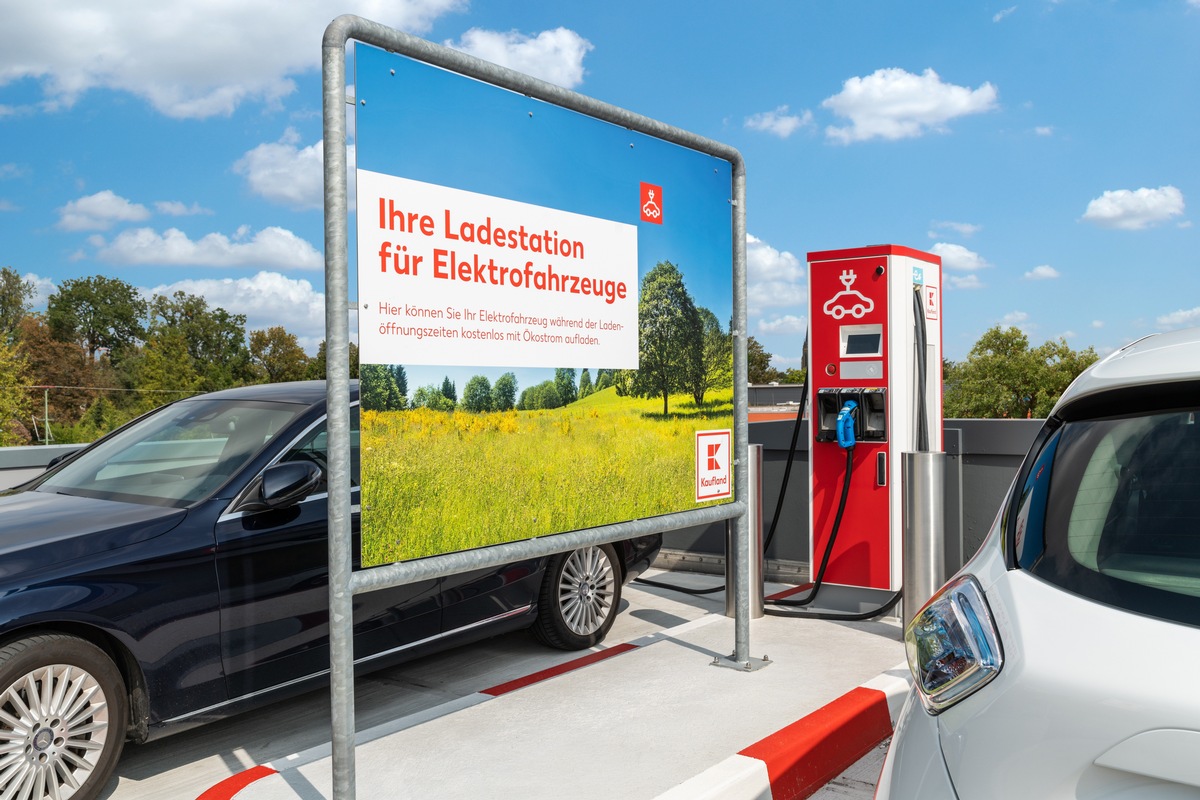 Kaufland eröffnet 100. Schnellladestation für Elektroautos / 
Lebensmitteleinzelhändler ist Spitzenreiter bei kostenlosen Lademöglichkeiten während des Einkaufs