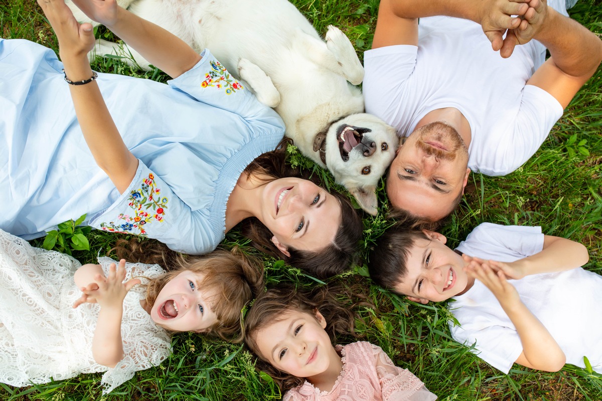 Kinder und Fellnasen - tierisch beste Freunde / PURINA-Studie: Hunde und Katzen können die soziale und emotionale Entwicklung von Kindern fördern