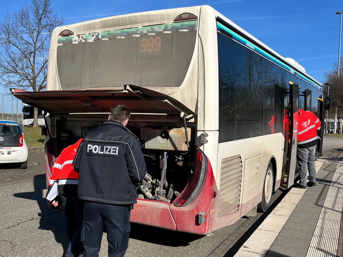 POL-WE: + Schulbuskontrollen des Wetterauer Verkehrsdienstes + Einbrecher erbeuten Bargeld und Schmuck + Tür hält Aufbruchsversuch stand + In Einfamilienhaus eingestiegen +