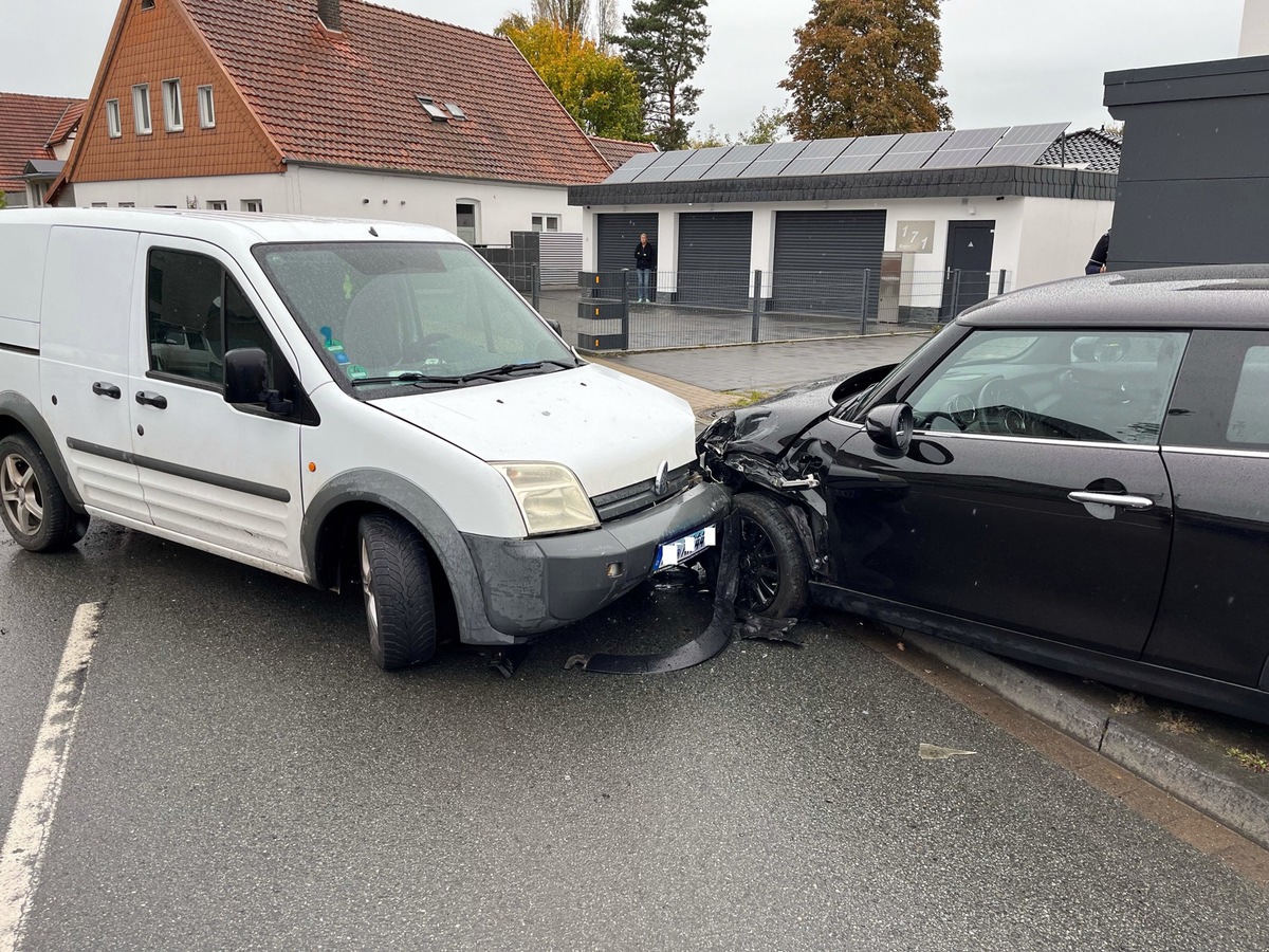 POL-HF: Verkehrsunfall mit Personenschaden - Transit fährt in Gegenverkehr