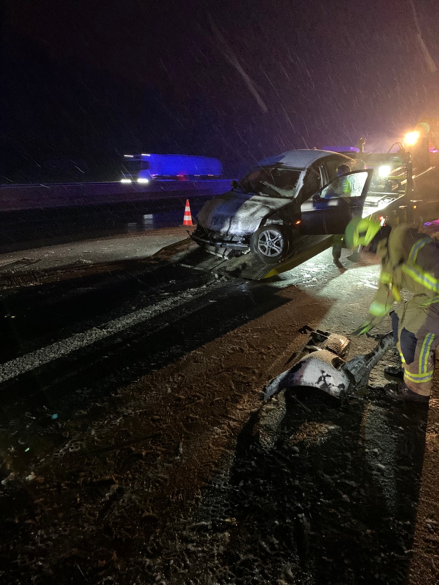 FW Ratingen: Verkehrsunfall mit eingeklemmter Person BAB A3