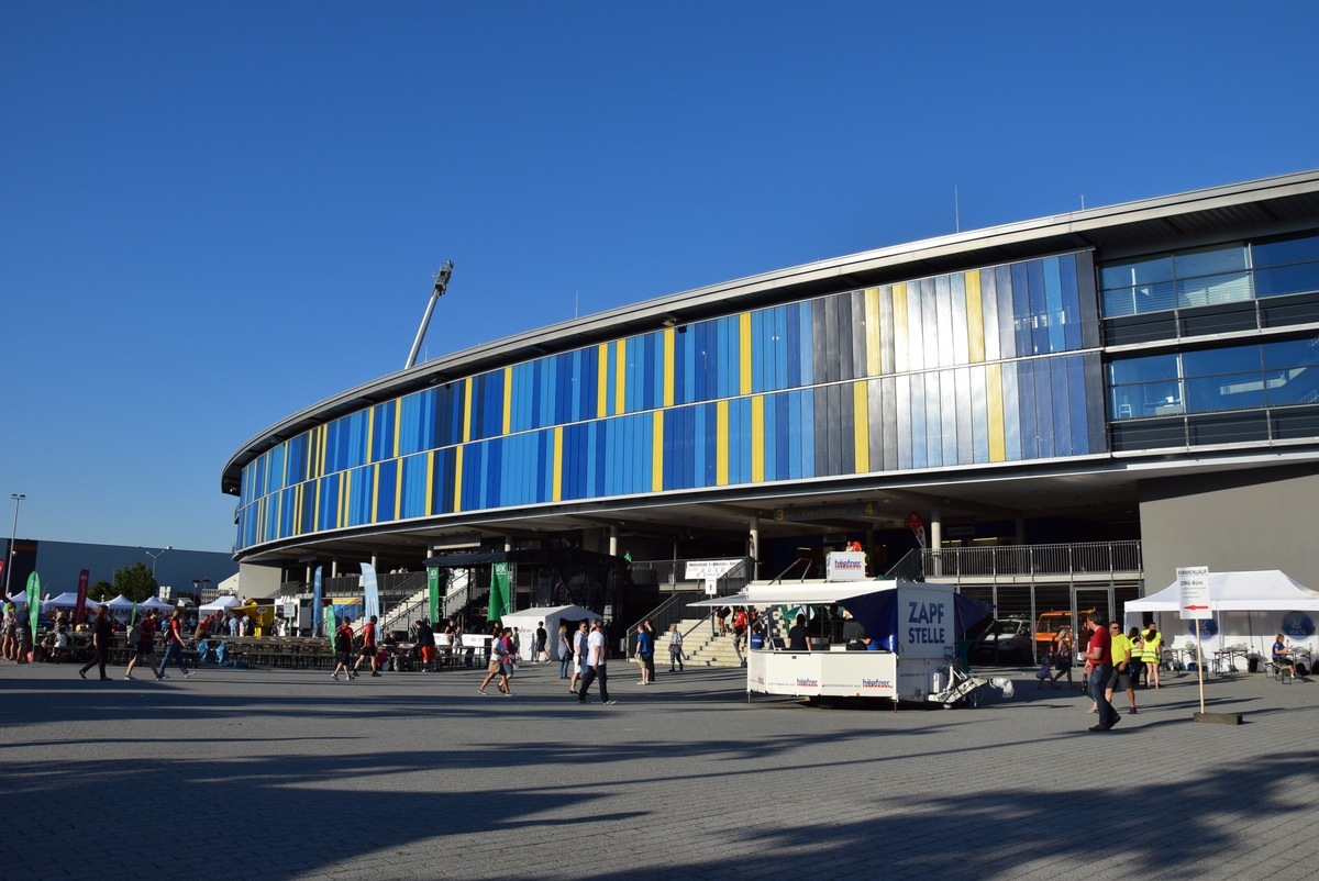 Bargeldlos bezahlen im blau-gelben Hexenkessel / Payment im Eintracht-Stadion in Braunschweig