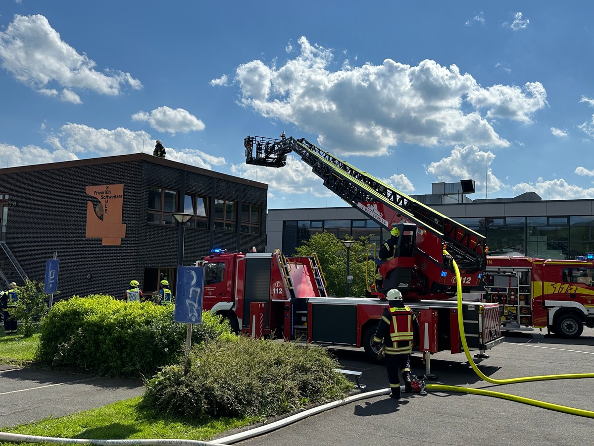 FW VG Westerburg: Feuer in Förderschule in Westerburg - Rauchwolke weit über das Stadtgebiet hinaus zu sehen