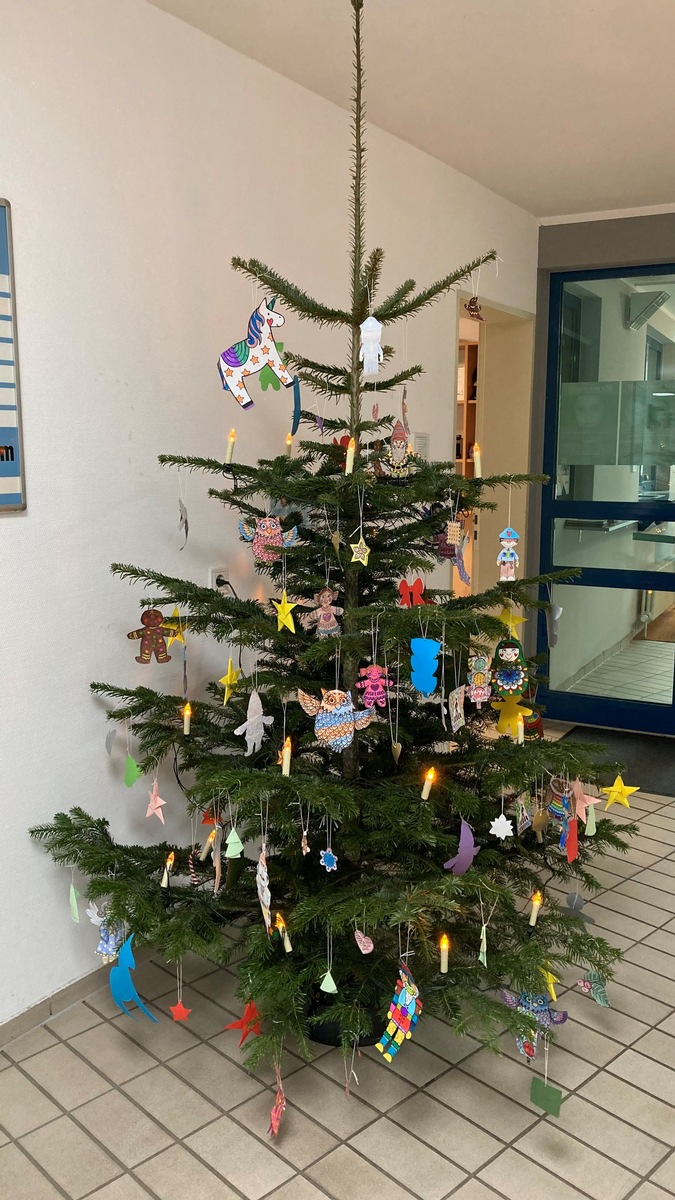 POL-PDMY: Weihnachtsbaum-Schmück-Aktion bei der Polizeiinspektion Cochem