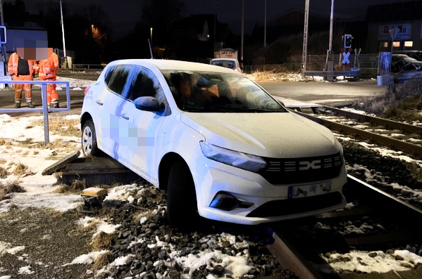 POL-UN: Fröndenberg - Verkehrsunfall auf Bahnübergang an der Ardeyer Straße