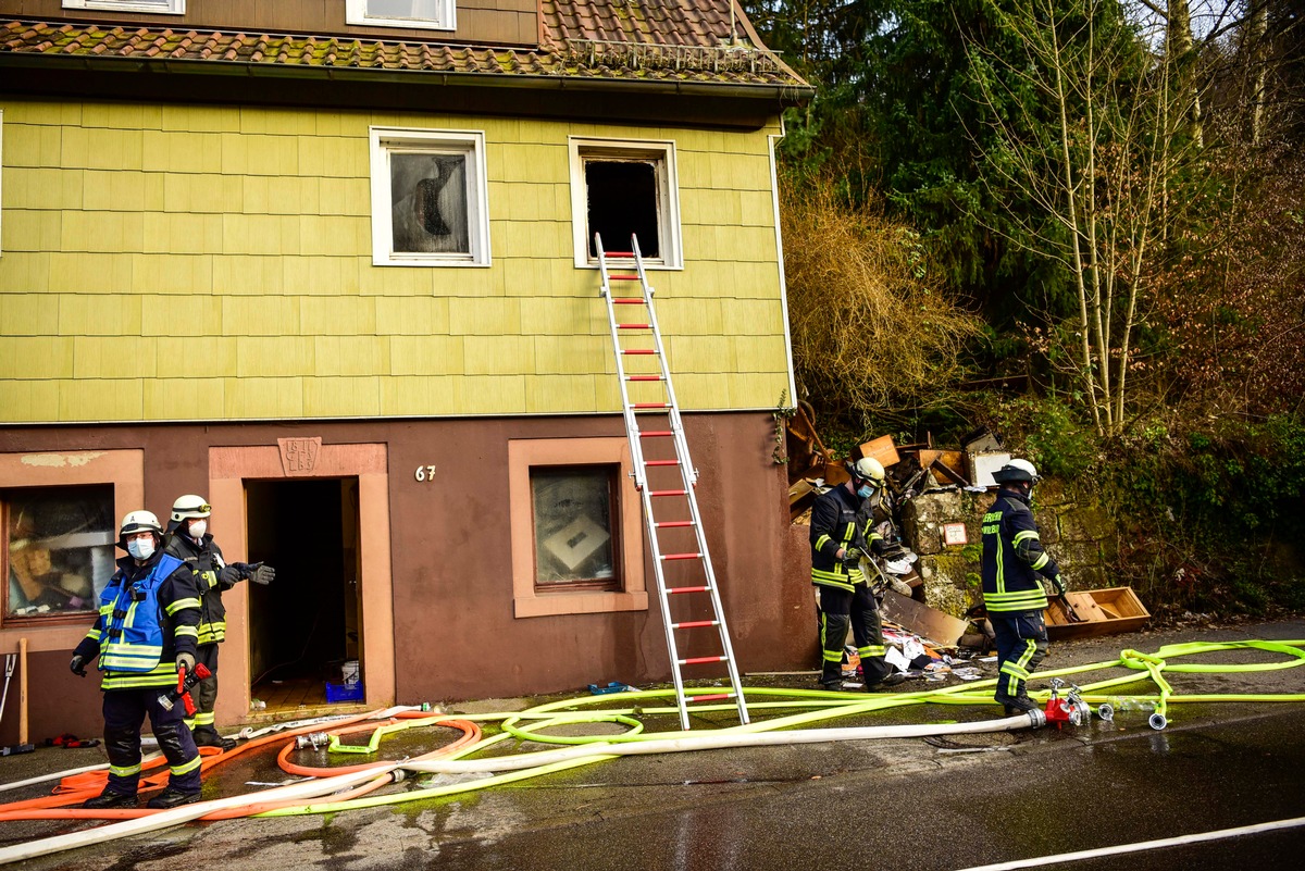 KFV-CW: Brand im 1. OG in Wohnhaus. Eine männliche Person noch vor Ort verstorben.