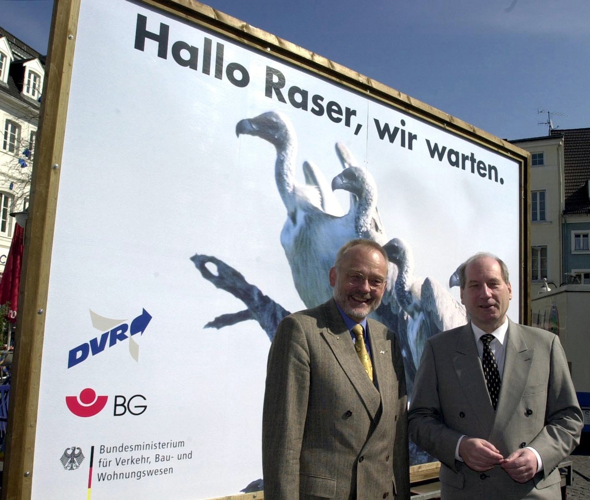 &quot;Hallo Raser, wir warten&quot; / Neues Autobahnplakat enthüllt