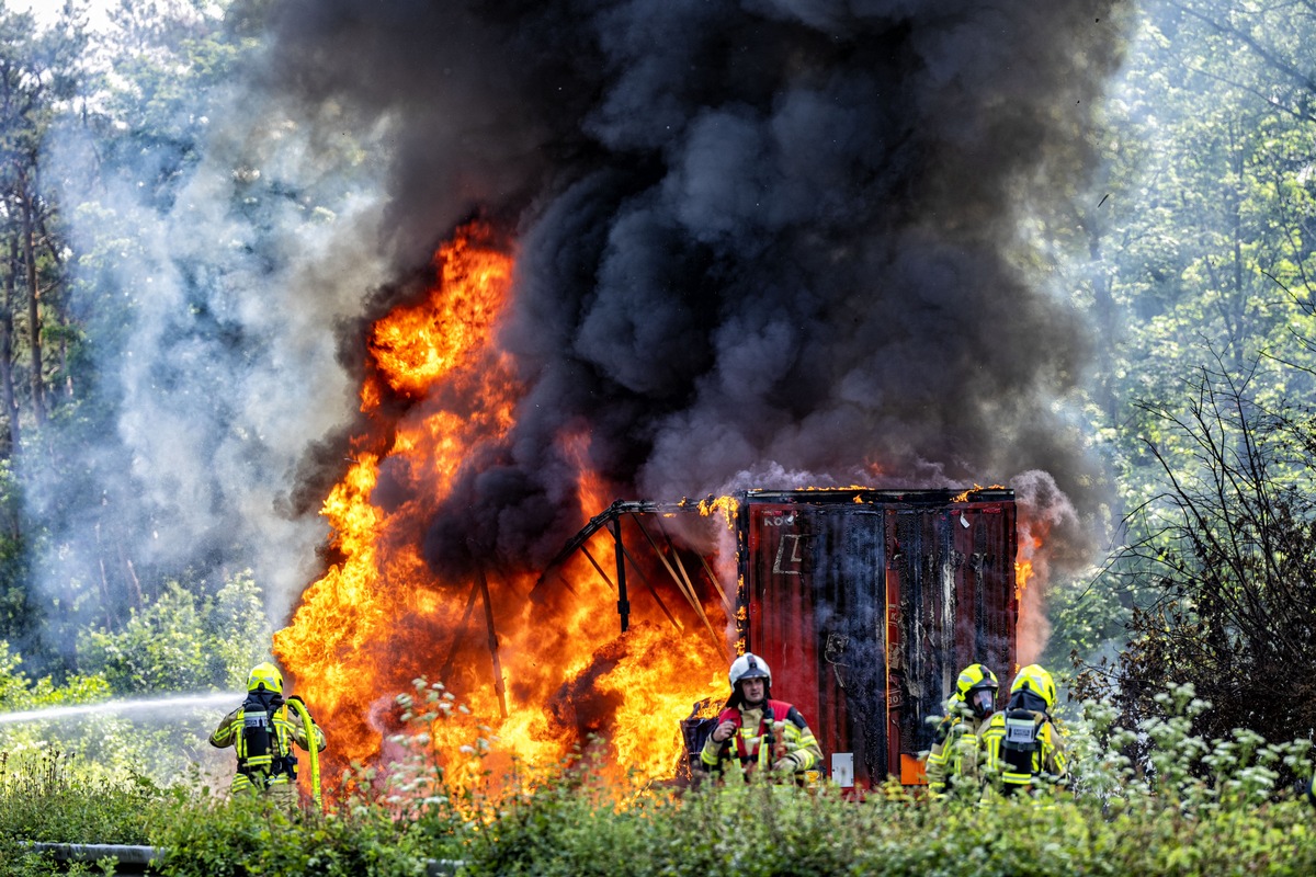 FW Alpen: Lkw mit Lithium-Ionen Akkus brennt auf der A57