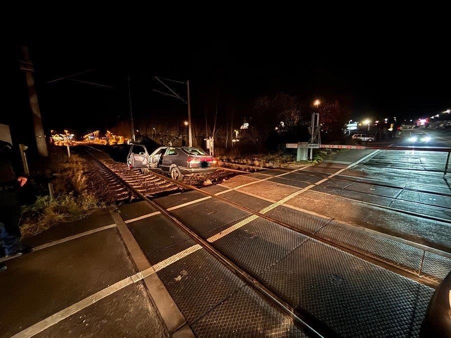 BPOL-H: Gefährlicher Eingriff in den Bahnverkehr; Rentnerin biegt mit Auto zu früh ab und landet auf den Schienen