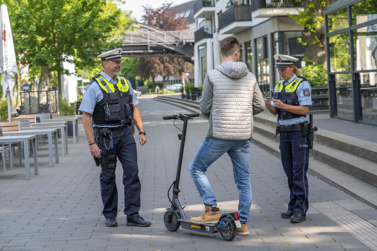 POL-ME: E-Scooter-Fahrerin verursacht Unfall mit Linienbus - Langenfeld - 2209031