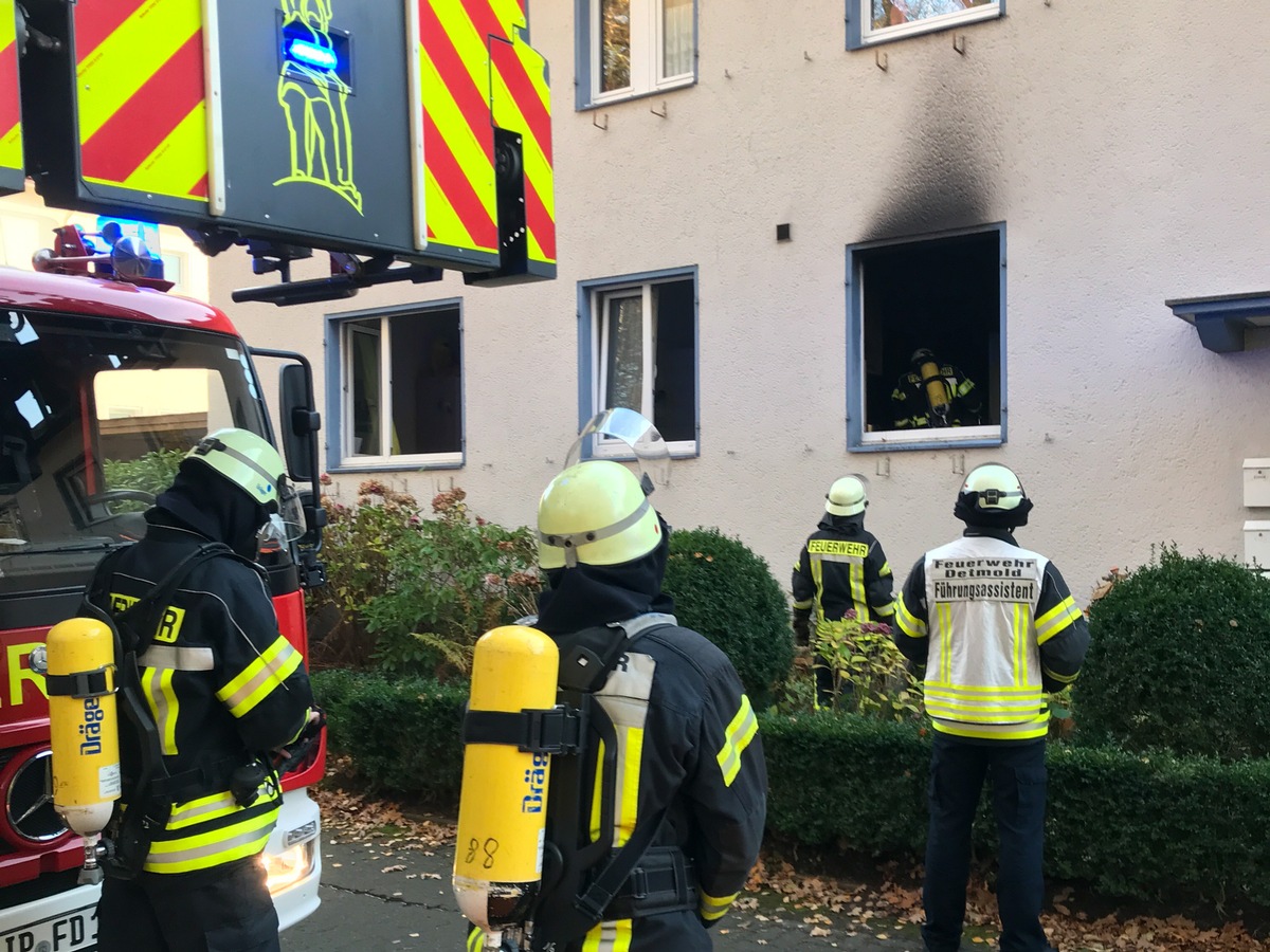 FW-DT: Wohnungsbrand mit Menschenleben in Gefahr