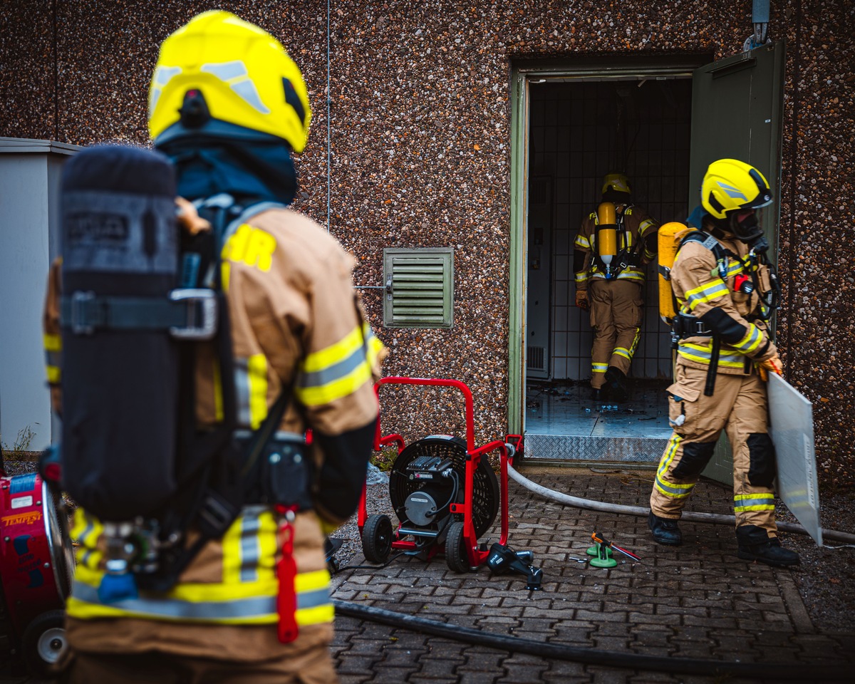 FW Gronau: Brand einer Batterieanlage, schwierige Löscharbeiten