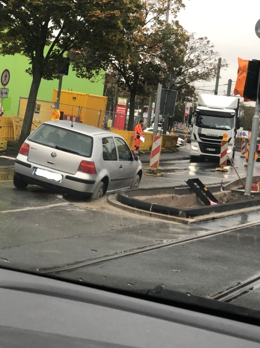 POL-DU: Wanheimerort: Golf blieb in frischem Beton stecken - Auto geborgen (ohne AZ)