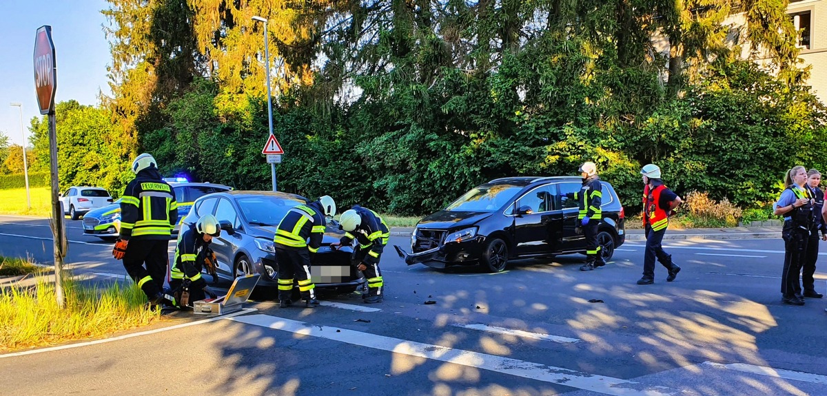 FW-EN: Verkehrsunfall mit vier leicht verletzten Personen