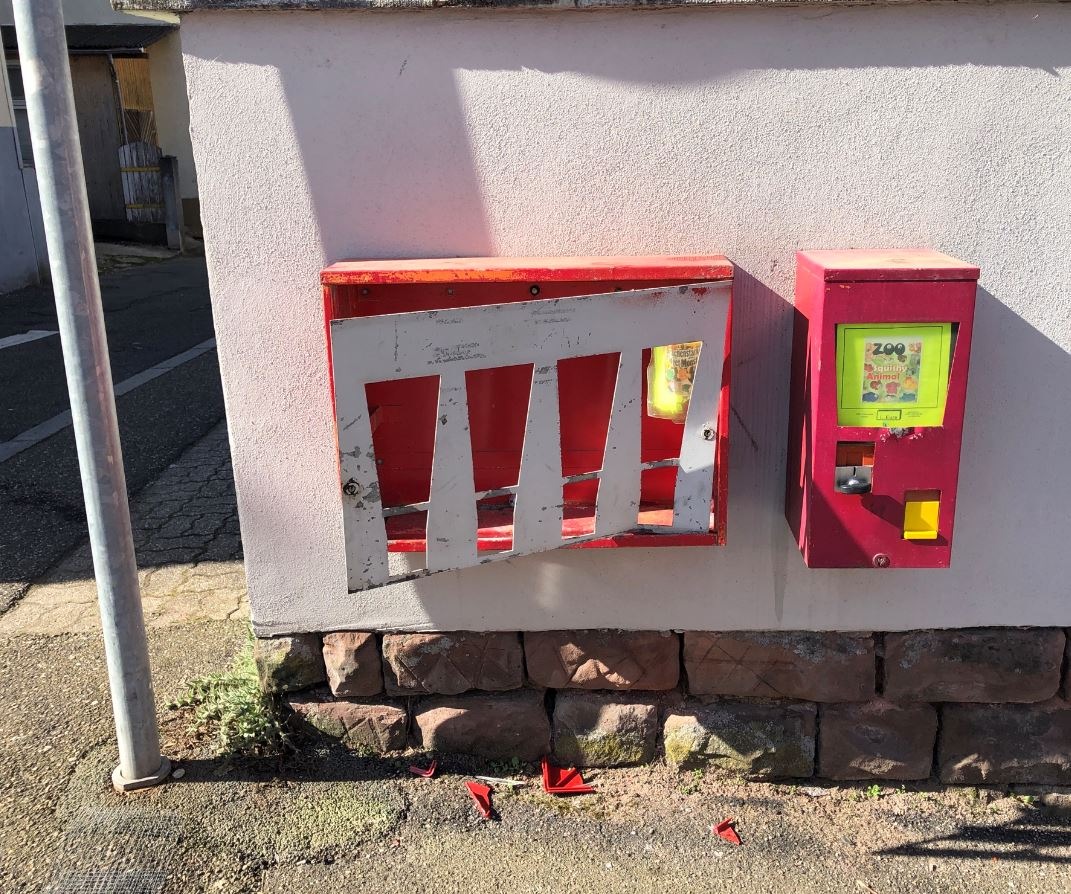 POL-PDPS: Kaugummiautomat an der Ecke Enggasse/Herzogstraße aufgebrochen