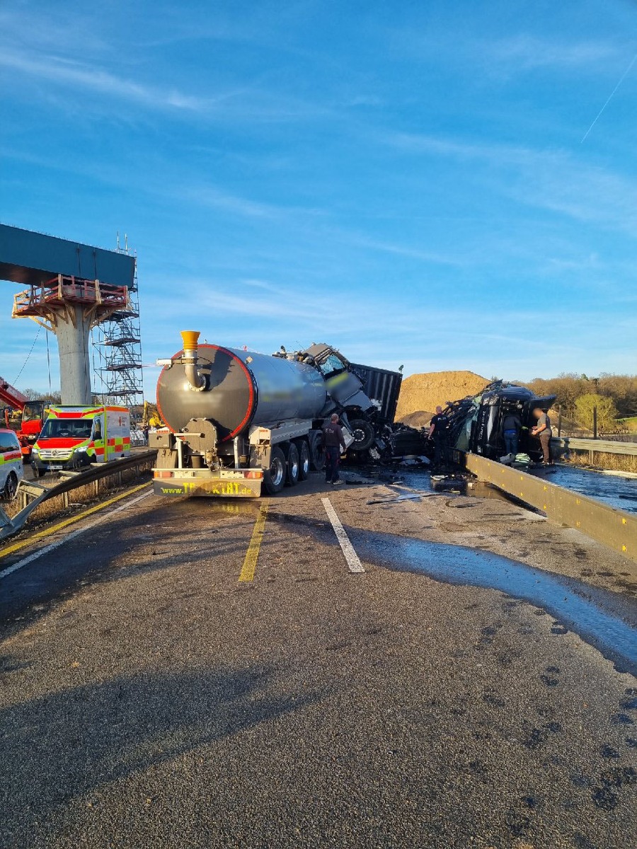 POL-OH: Verkehrsunfall auf der A 5 - Fotos