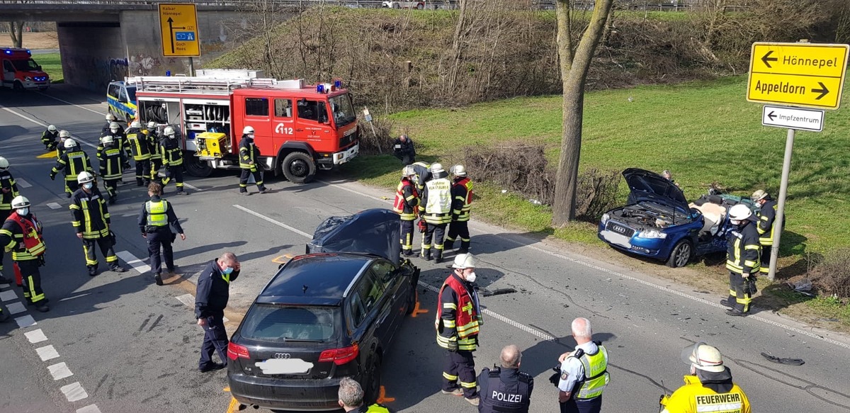 Feuerwehr Kalkar: Verkehrsunfall- drei verletzte Personen