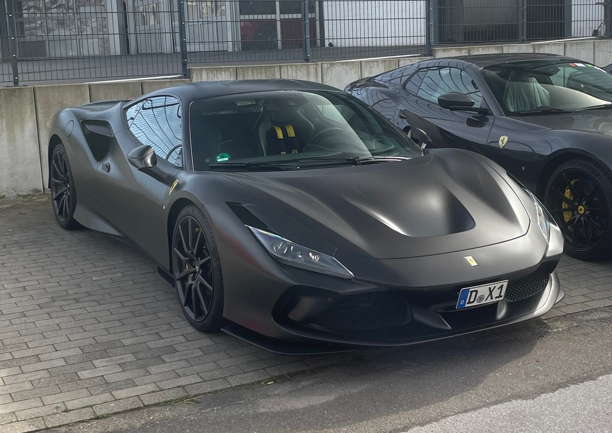 POL-E: Essen: FOTOFAHNDUNG nach gestohlenem Ferrari F8 Tributo