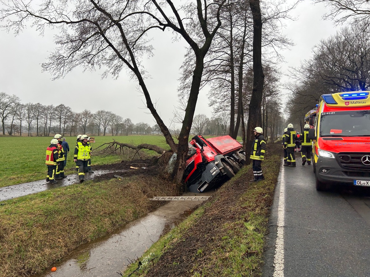 FW-OLL: Schwerer Verkehrsunfall in Hatten: Lkw prallt gegen mehrere Bäume und kippt in Graben