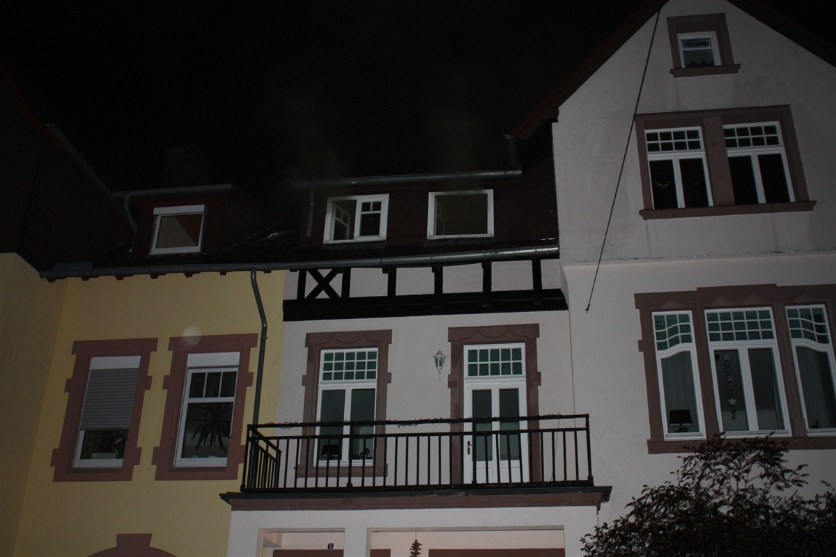 POL-HX: Schwelbrand in Dachgeschosswohnung