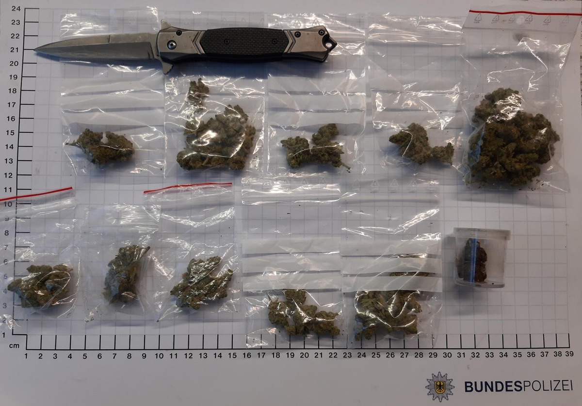 BPOL NRW: Bundespolizei stellt Minderjährigen mit Springmesser und Marihuana