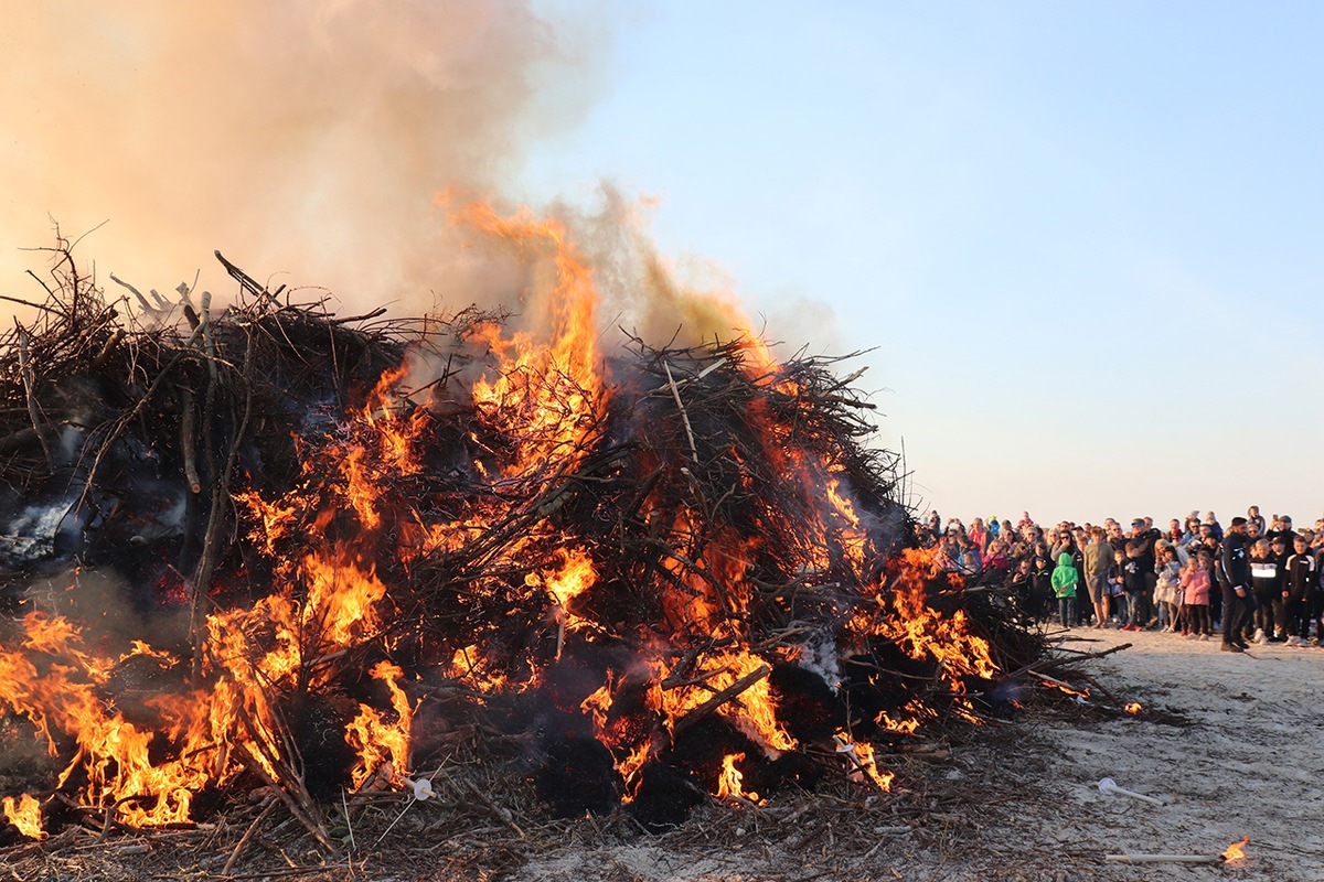 Gegen Frost und für Frieden – „Osterfeuer am Meer“ von Norden-Norddeich