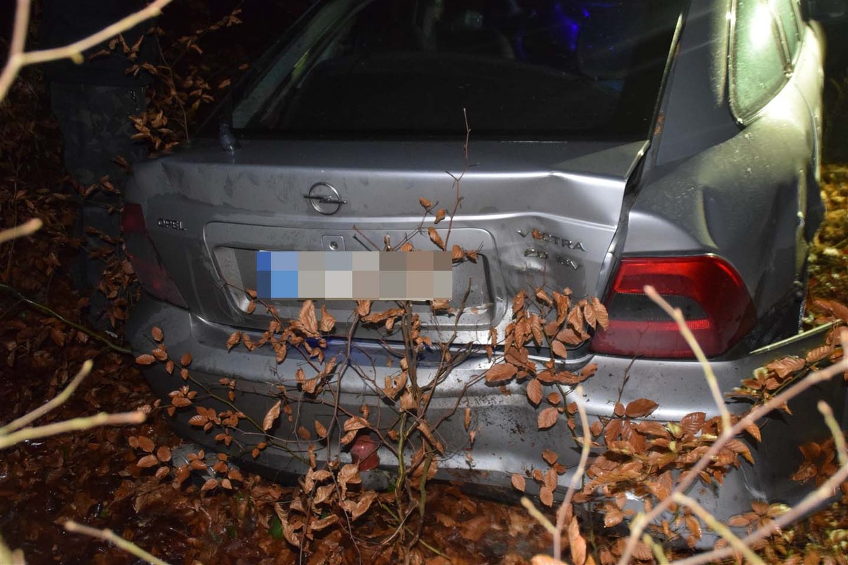 POL-HF: Verkehrsunfall - Fahrer unter Alkoholeinfluss verliert Kontrolle über PKW